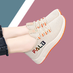 メーカーの卸売りの白い靴の女性の日常のレジャーの1足は運動靴の通気性のファッションのレジャーの靴のお母さんの靴を漕ぎます。