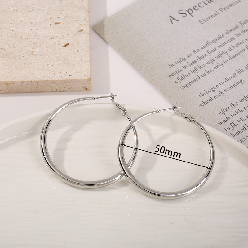 Amazon moda popular cobre plateado 18K oro hueco brillante pendientes creativo europeo y americano exagerado Comercio exterior pendientes al por mayor