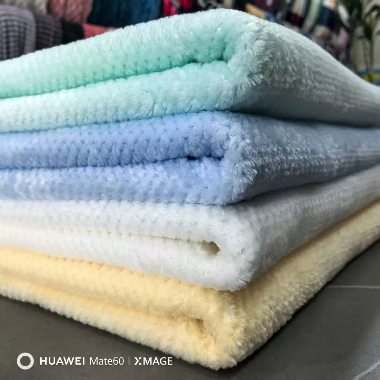 厂家直供跨境加厚法兰绒菠萝格贝贝绒面料及成品毯子，面料柔软保