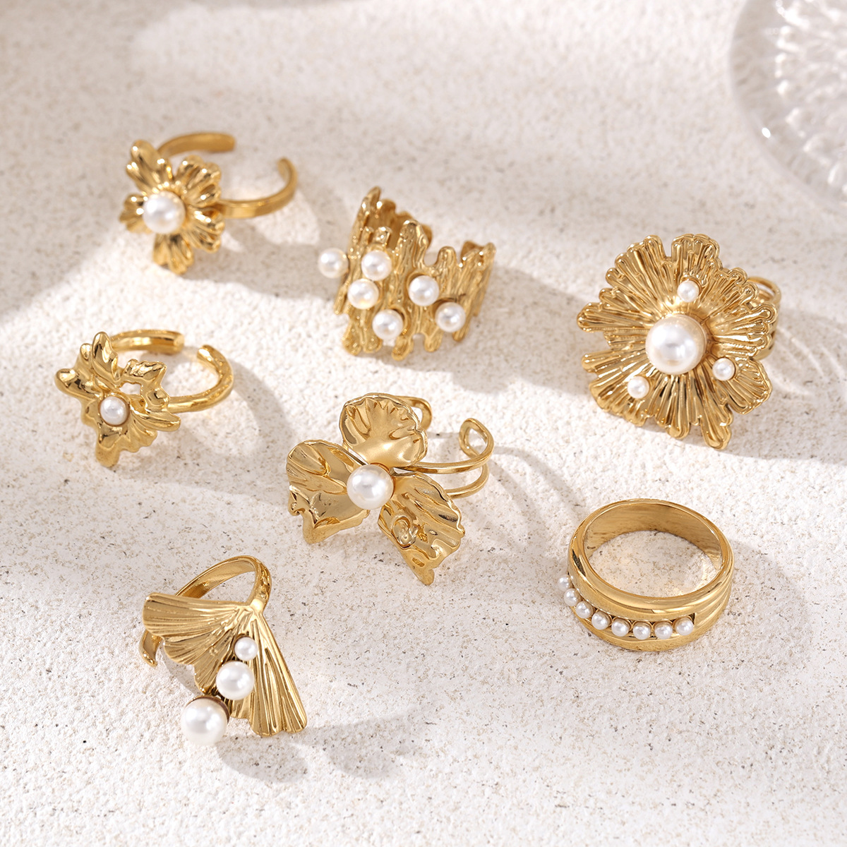 Anillo de acero inoxidable de lujo ligero de alta calidad, anillo de flores de perlas incrustadas para mujeres no se desvanecen en venta caliente