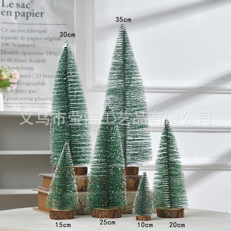 Adornos navideños miniatura con árboles de pino con copas blancas, copos de nieve, agujas de pino y agujas de cedro para crear escenas y ambiente.