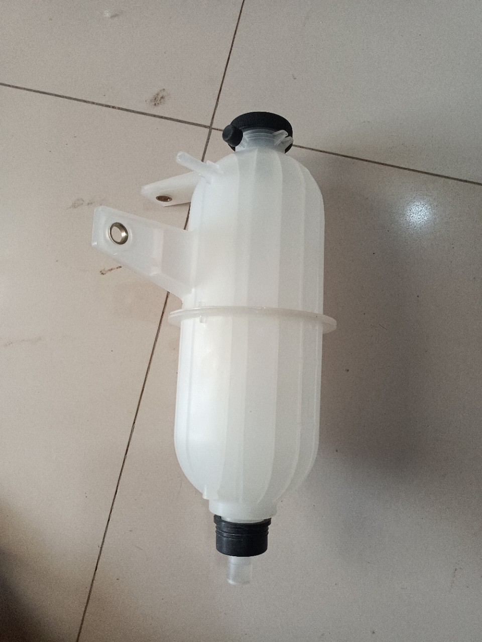 In-Stock Manufacturer Wholesale Japanese-Style Expansion Tank Corolla 16470-0L010 Expansion Water Tank Hilux