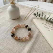 ��Ȼʯ�ڽ�ɫˮ������辧ɫ�ִ���͸�ڽ�ˮ��С�U����朌W������