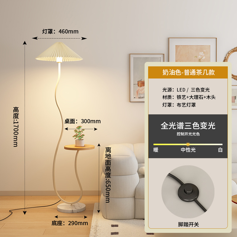 クリーム風ソファーの隣のフロアランプのリビングルームのサイドに何かの置物があります。|undefined