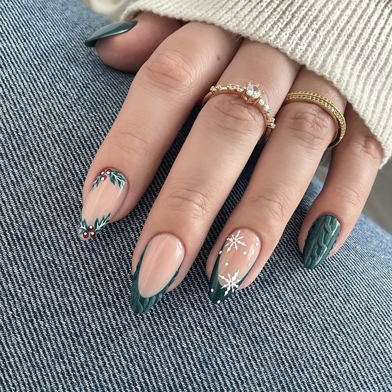 24 pieces of Christmas-themed press-on nails, featuring a green French snowflake design, for easy application and a trendy look, suitable for both European and American markets 24 pieces of Christmas-themed press-on nails, featuring a green French snowflake design, for easy application and a trendy look, suitable for both European and American markets