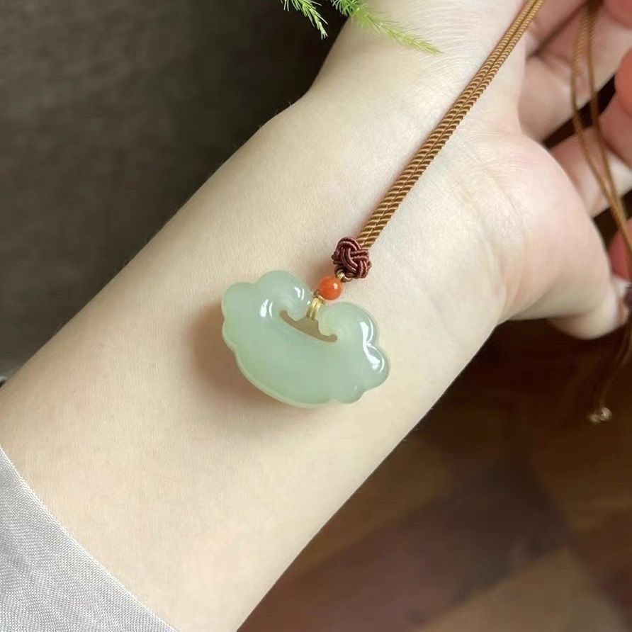 Mặt dây chuyền ngọc Hetian hình mây lành khóa an toàn, dài 25–30 mm — Màu xanh nhạt, Màu nắng đậm, Màu nắng trung tính