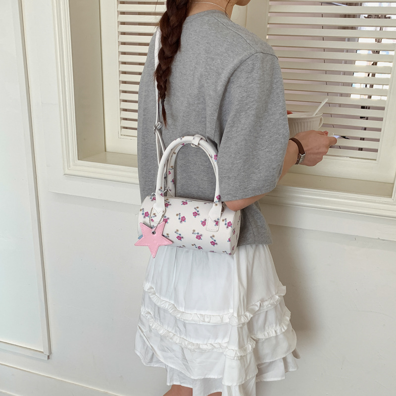 Moda nueva pequeña flor de mujer 2026 nueva bolsa de almohada de viaje mochila de hombro bolso bajo la axila de nicho