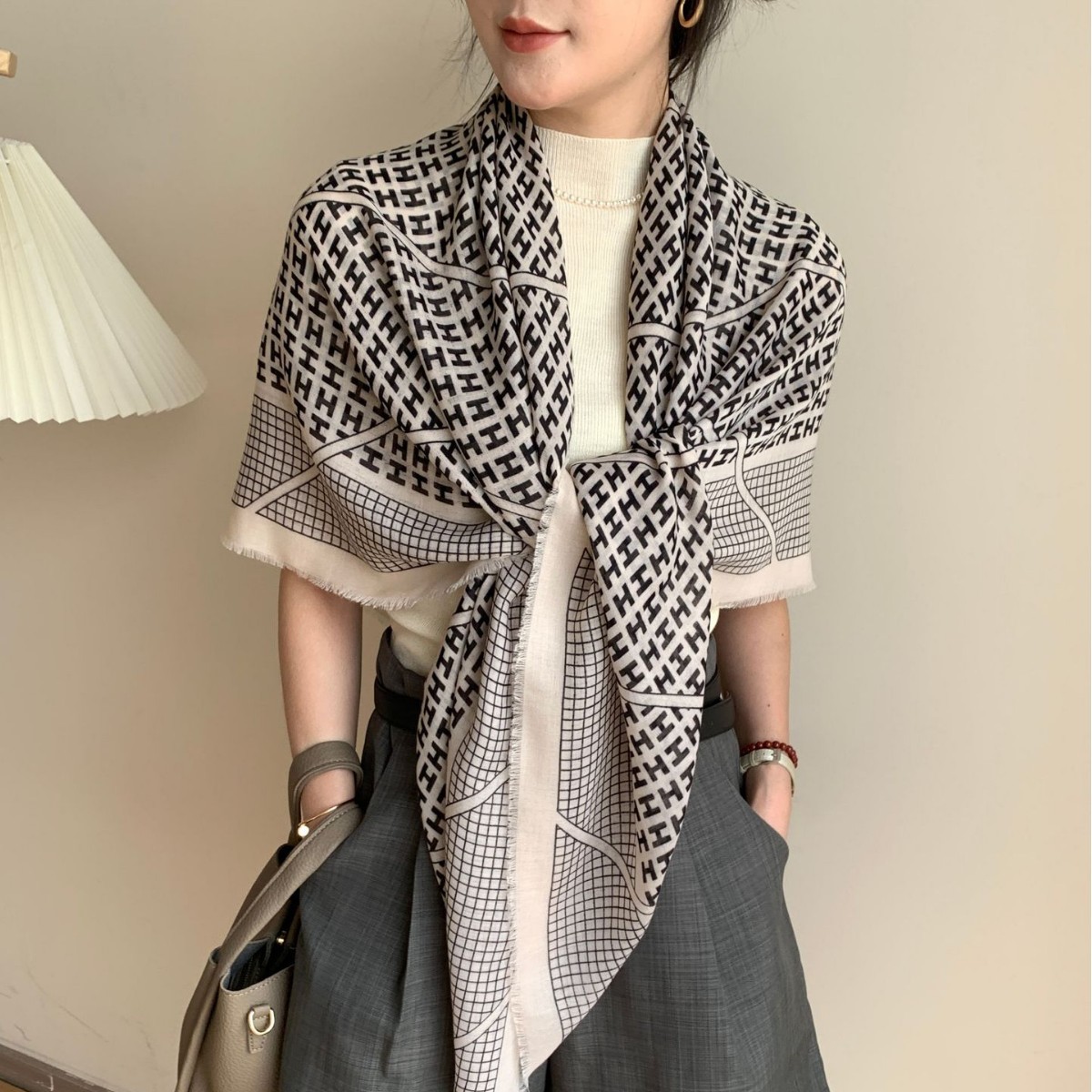 2024 nueva moda chal letras retro bufandas de seda impresión de color 130cm bufandas cuadradas con bufandas