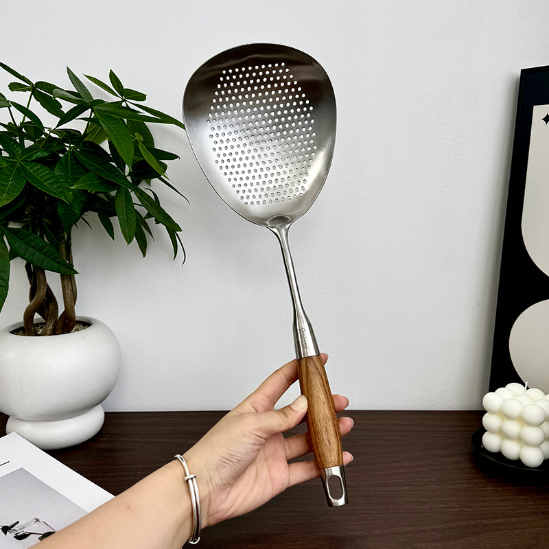 Chockmen Zhuo Deming 18 / 10 acero inoxidable pimienta gran cucharada de mango de madera de pera cucharada de fideos fritos drenaje de agua
