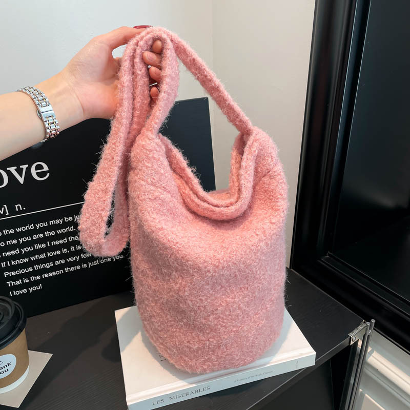 Bolsa de moda coreana de lana 2025 nuevo bolso de cubo de peluche suave glutinoso estilo extranjero de moda bolso de hombro de una sola mujer