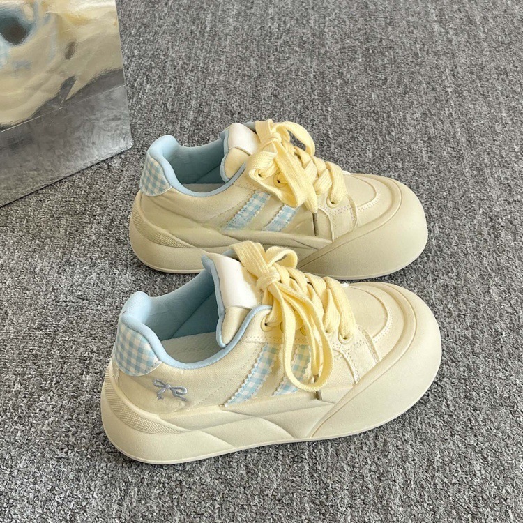 Zapatos de skate casuales de otoño super calientes para mujeres 2026 nuevos zapatos blancos de suela gruesa con falda zapatos de pan de nicho