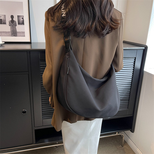 2024 new Korean version ins simple nylon cloth crossbody bag for women fashionable shoulder dumpling bag student shoulder bag trendy