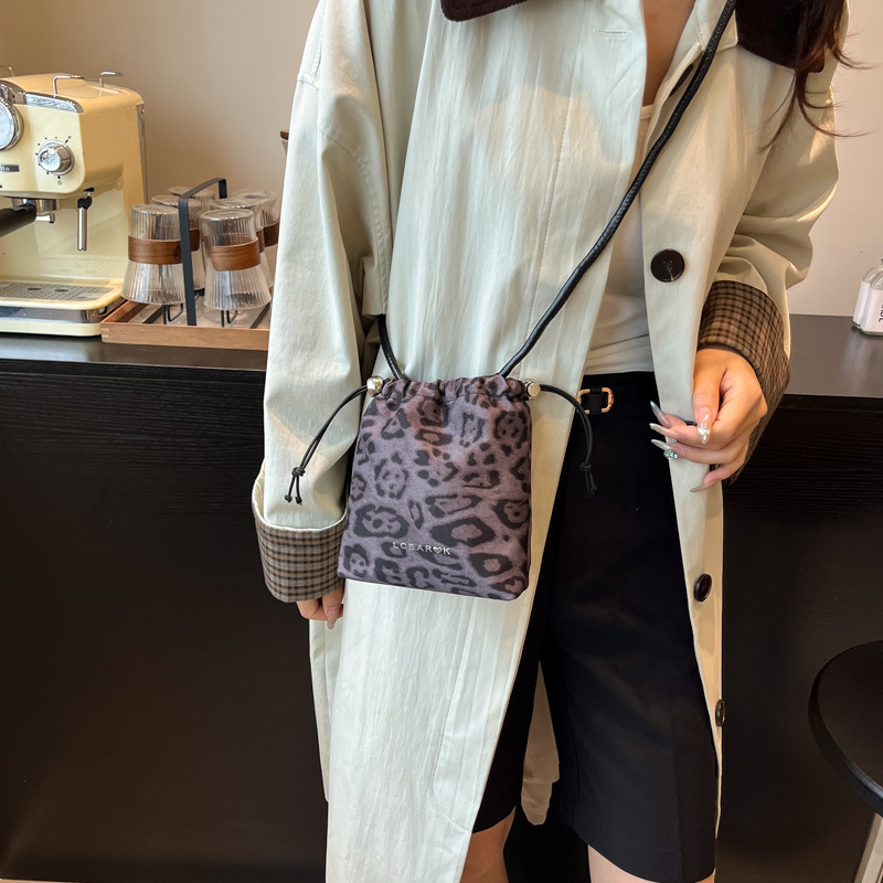 2025小众设计百搭豹纹抽绳斜挎包女秋冬款休闲磨砂质感单肩水桶包|undefined