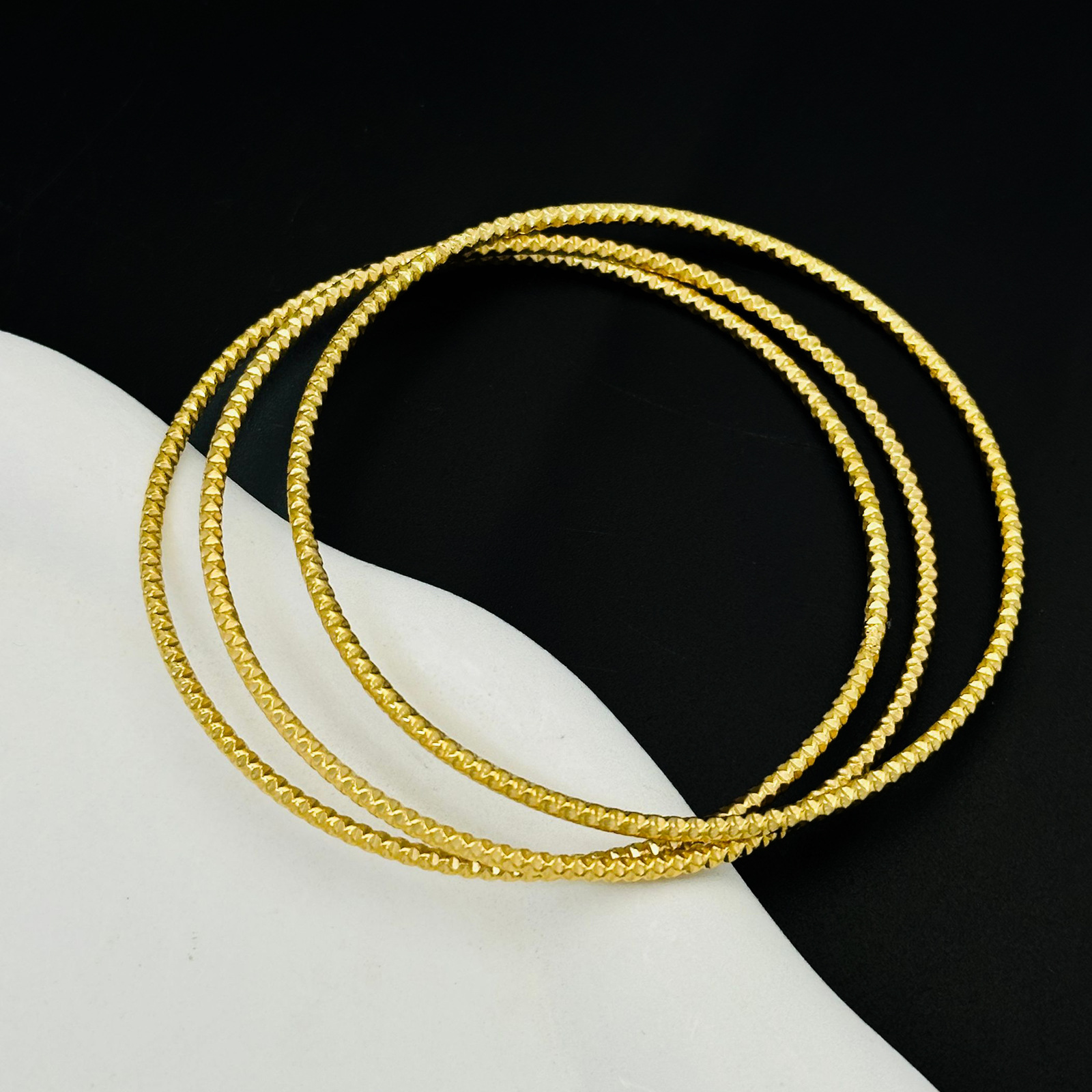 Flores talladas en el cielo Sansheng III pulsera de acero de titanio no decolor joyería de oro simple y ligera