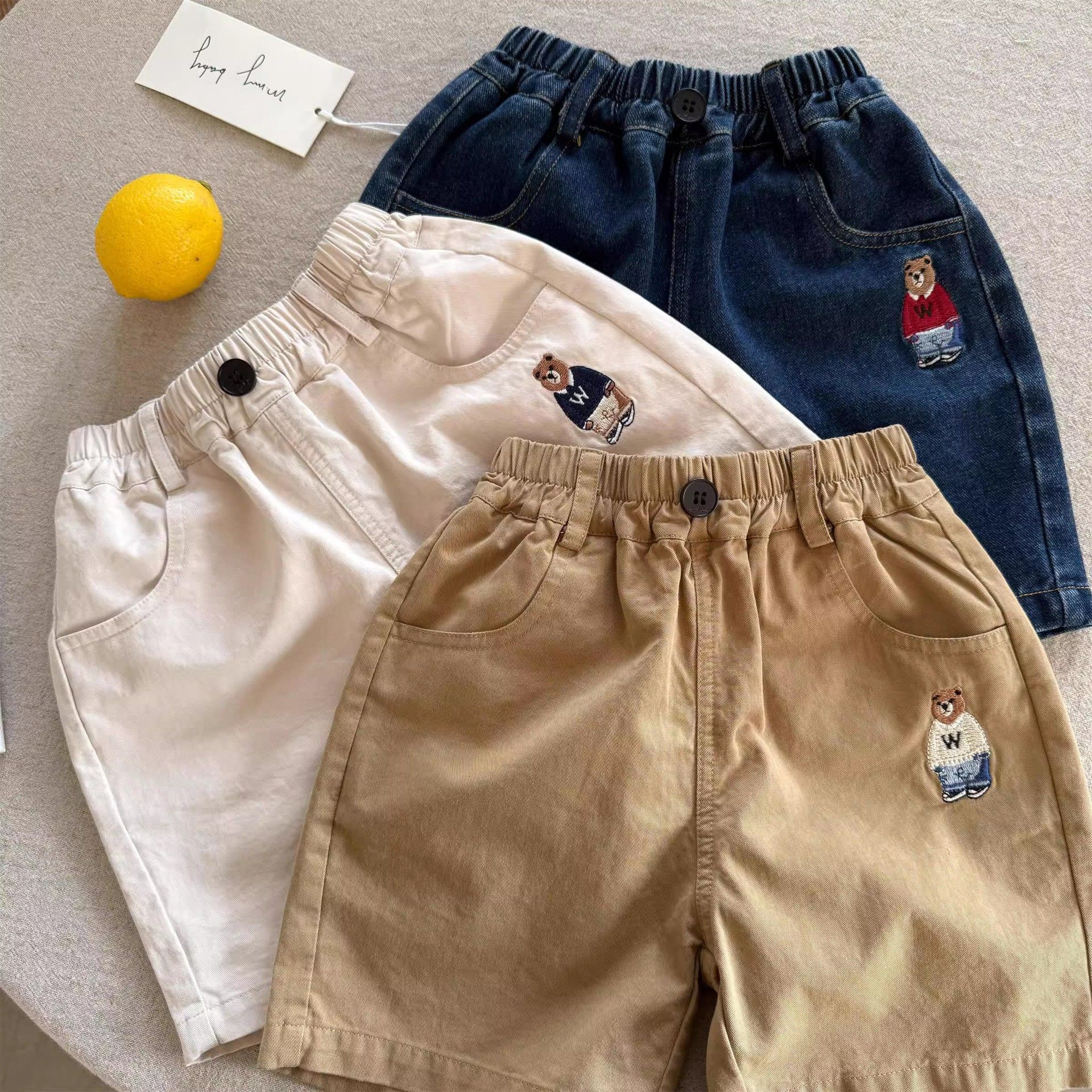 Pantalones cortos para niños 2025 verano, niños y niñas, jeans bordados de oso de la marca de moda japonesa, pantalones casuales de cinco puntos de estilo occidental para bebés