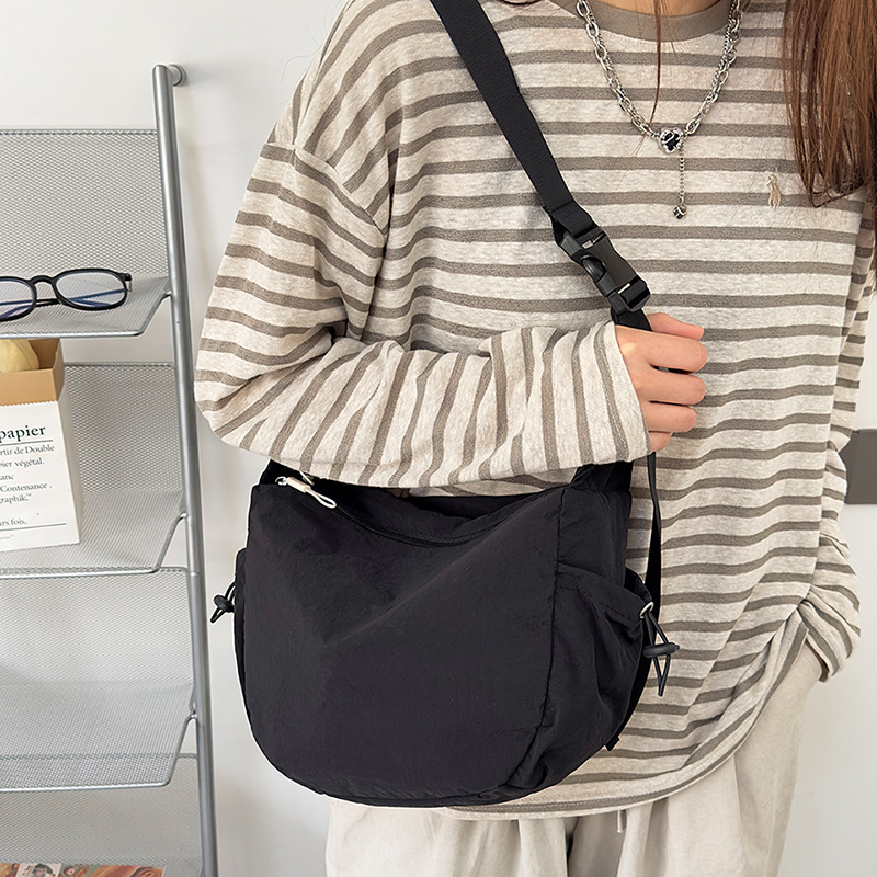 Bolso de lona popular de este año 2025 verano nuevo bolso femenino bolso de hombro de nailon impermeable bolso de mensajero deportivo de ocio