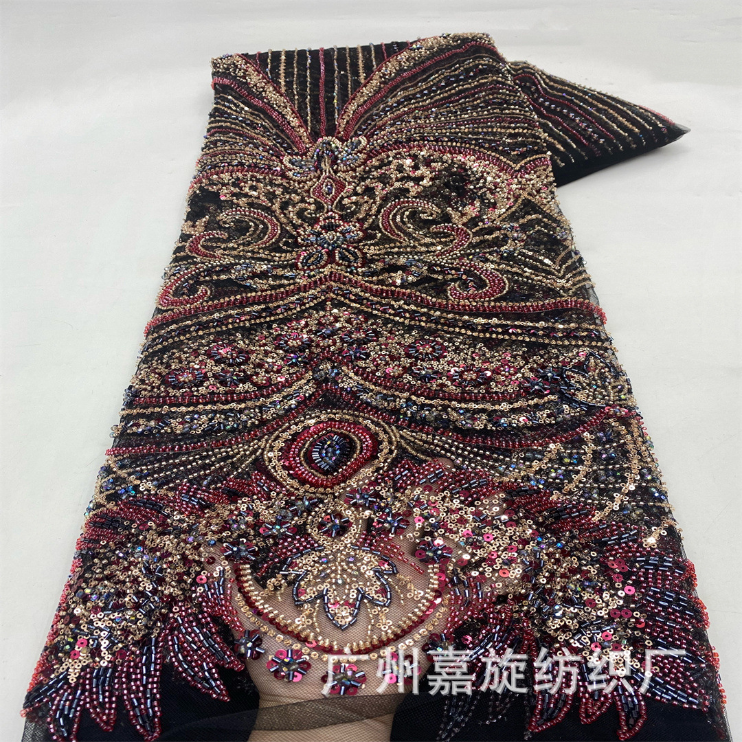 Encaje nupcial de alta calidad con adornos elaborados de pedrería de colores, lentejuelas y bordados de cuentas para vestidos de novia.
