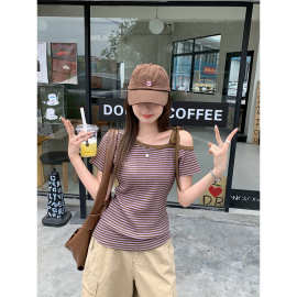 紫色条纹斜肩短袖t恤女夏季修身韩系露肩设计独特辣妹上衣