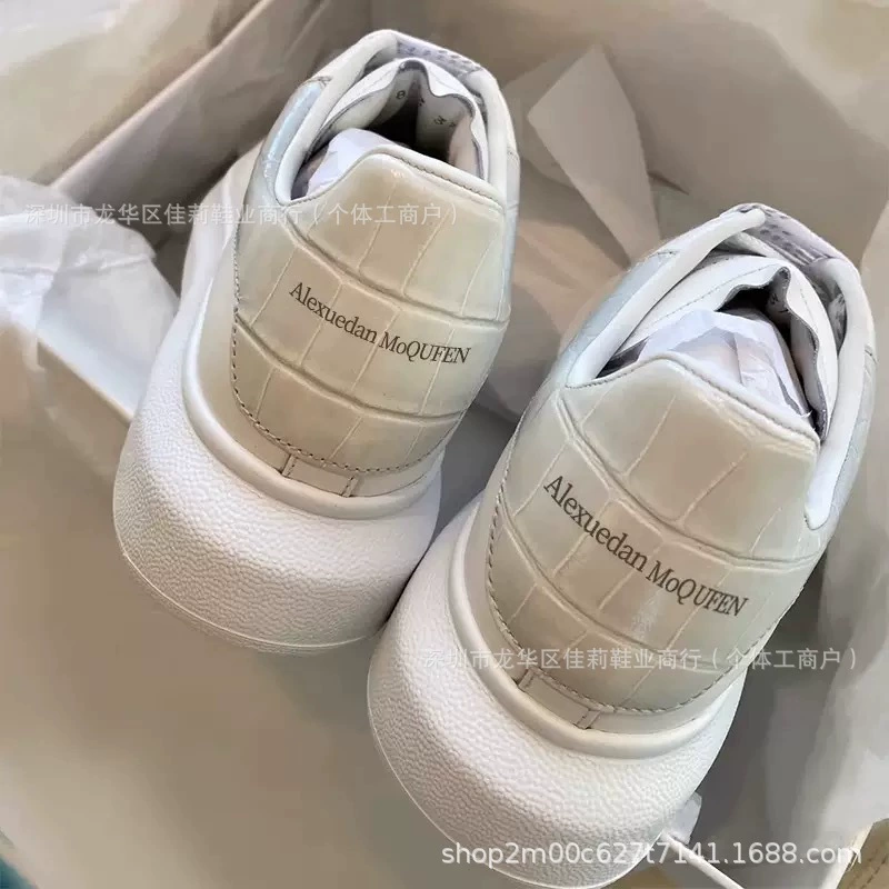 Высокая версия Гуанчжоу Маккуин с каменными узорами маленькие белые туфли женские 2024 новые толстые подошвы с увеличенной крокодиловой полосой хвоста пара больших размеров