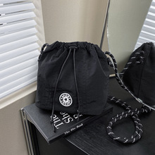 �������p�㺆�s����ˮͰ�����eС���\���L�μ���r��ͨ��б��Ů��