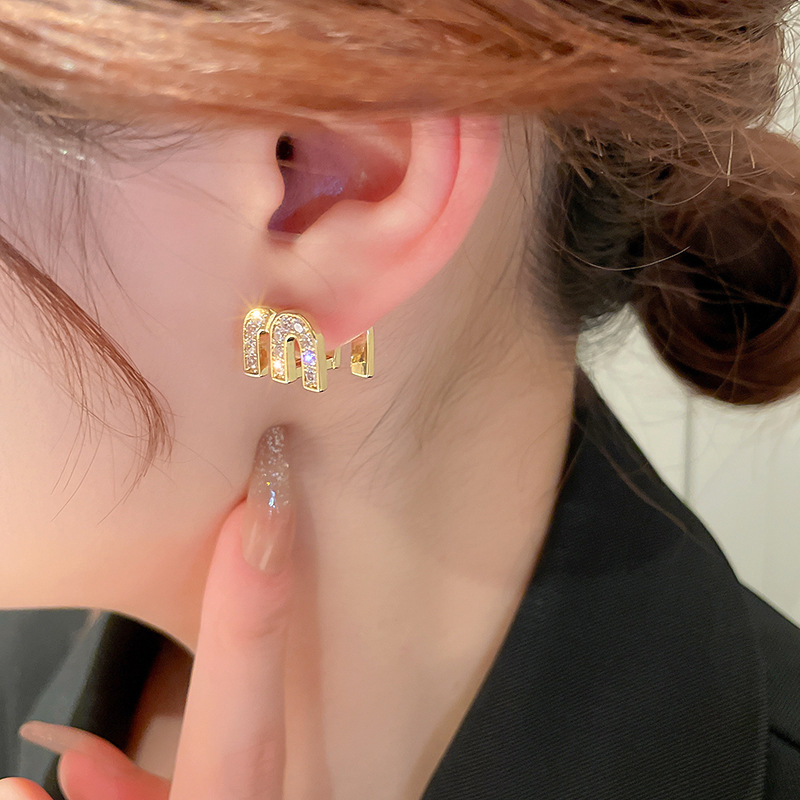 Chanel estilo de doble cara de circón gota aceite m letra oído hebilla pendientes de moda dulce pequeño elegante de alto grado pendientes para las mujeres