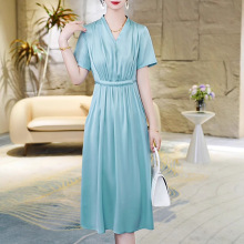 纯色中老年妈妈真丝连衣裙女2025新款夏V领遮肚收腰显瘦桑蚕丝裙