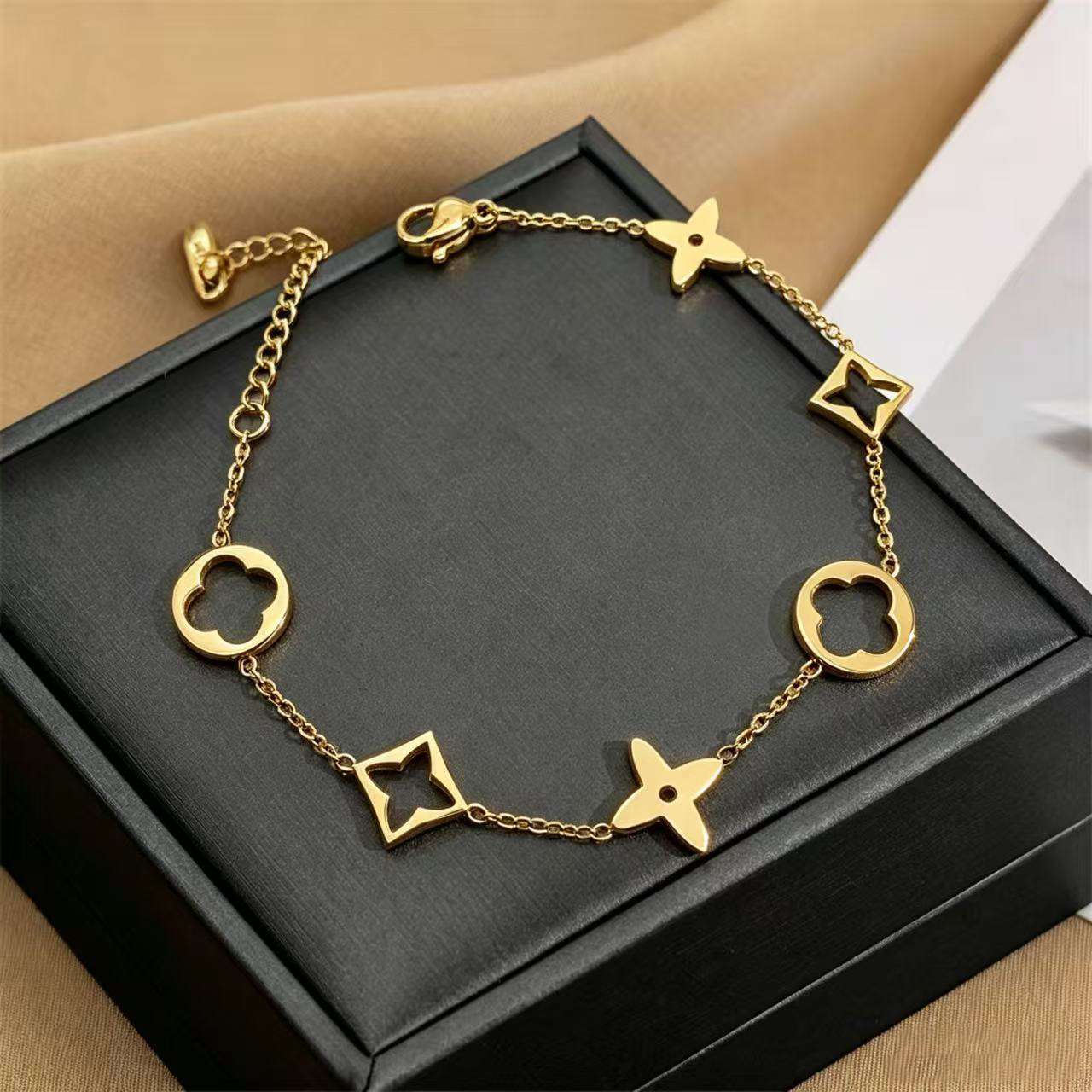 Ventas transfronterizas calientes nuevas pulseras de acero de titanio personalidad femenina de alto nivel diseño ligero de lujo moda temperamento versátil joyería de acero de titanio image 110