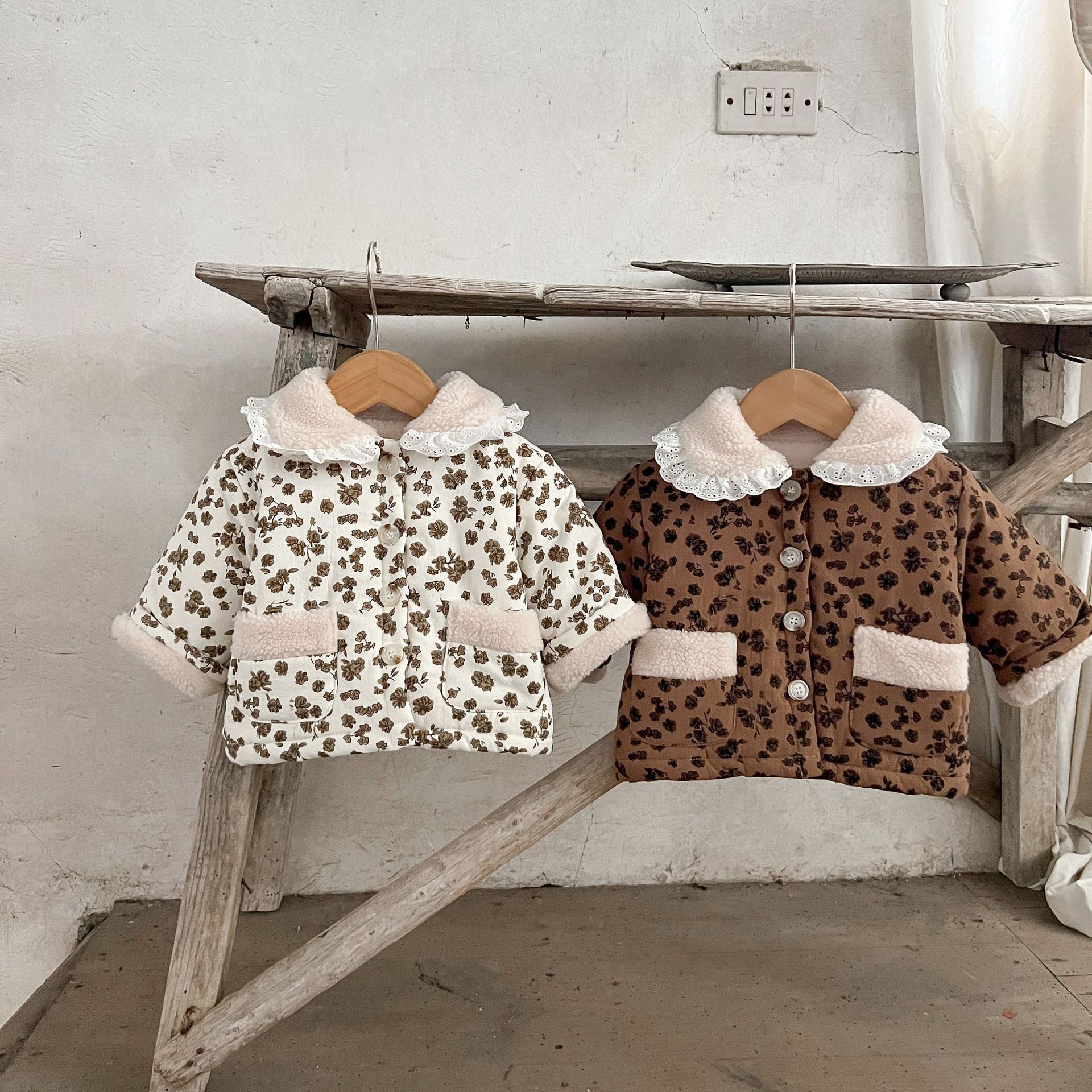 INS estilo coreano 2023 invierno niñas bebé floral encaje solapa acolchada engrosada de algodón acolchado chaqueta abrigo caliente