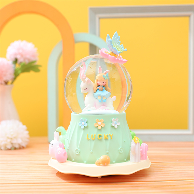 앉아있는 사슴 소녀