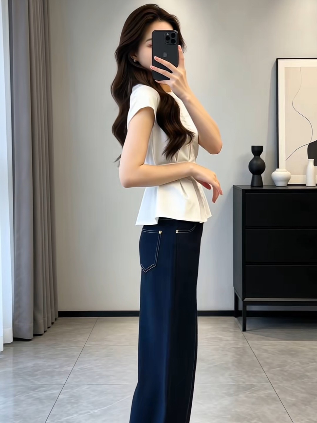 Áo sơ mi nữ giả hai lớp tay ngắn, thiết kế vai vuông, eo thắt dây tạo dáng thon gọn — màu trắng