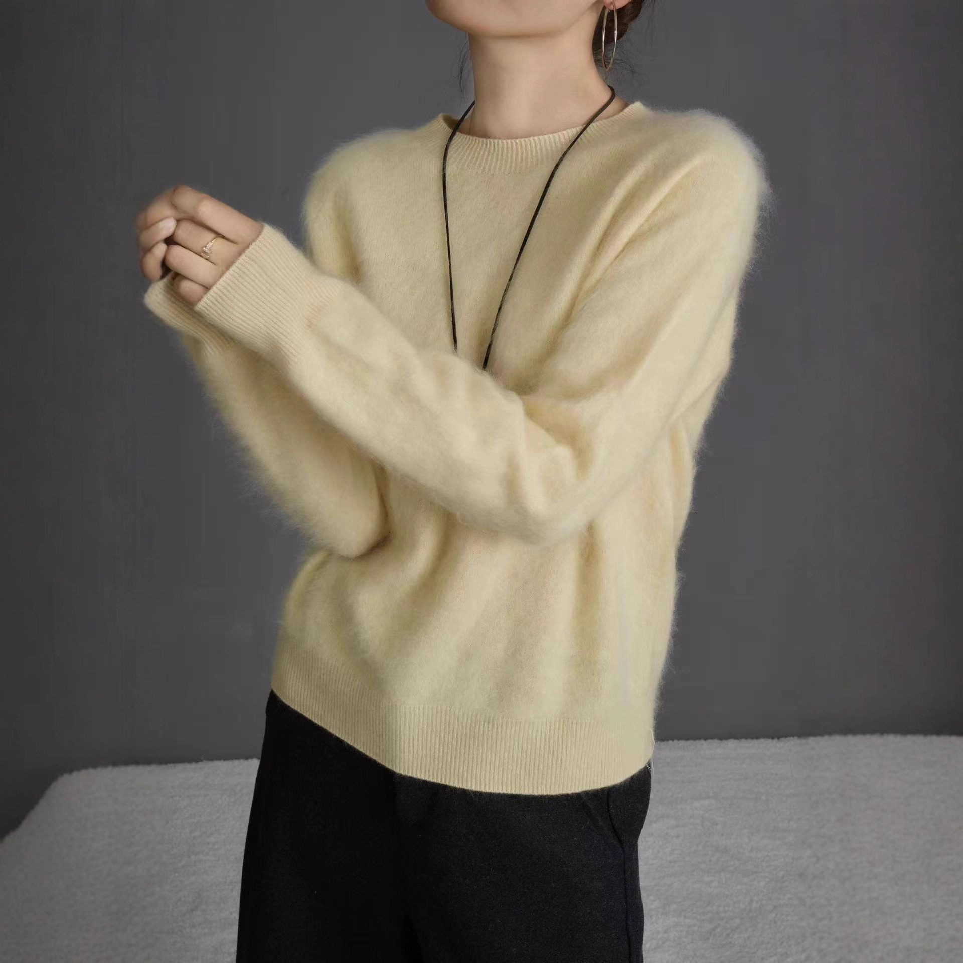 金漳服饰/拉绒羊毛羊绒衫柔软不扎岛精无缝圆领针织衫上衣女秋