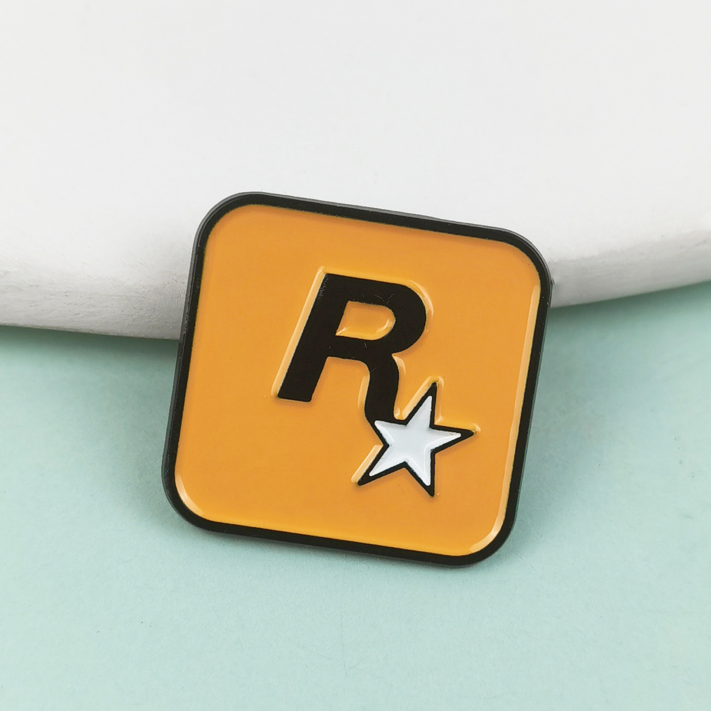 Juego de carreras logo broche periférico ins personalidad R estrella geométrica accesorios mochila para niños decoración hebilla de alfiler