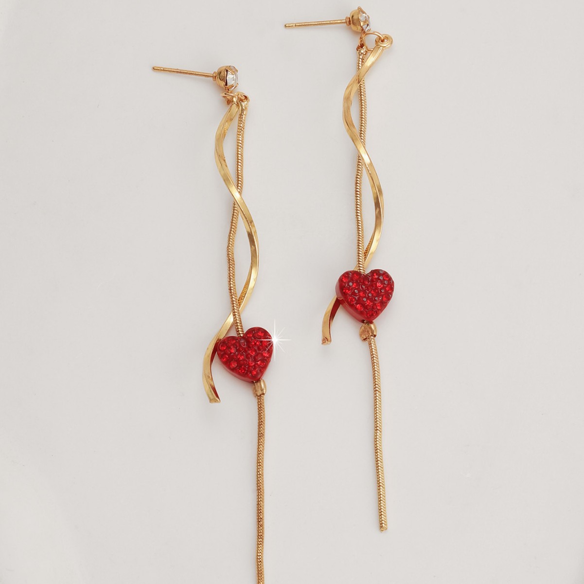 Brincos longos elegantes de coração com pérolas e borlas_voghion.com