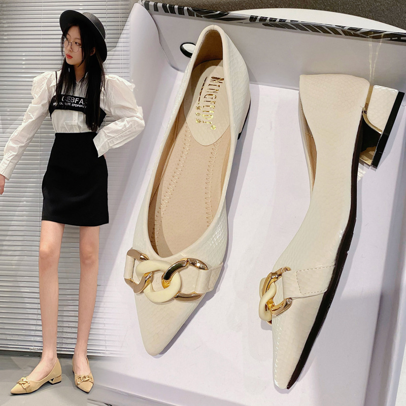 Zapatos de una sola capa de Punta puntiaguda Primavera y otoño nuevos zapatos de mujer Four Seasons zapatos de mujer profesionales moda boca baja cadena hebilla tacón grueso más tamaño zapatos de mujer de tacón bajo