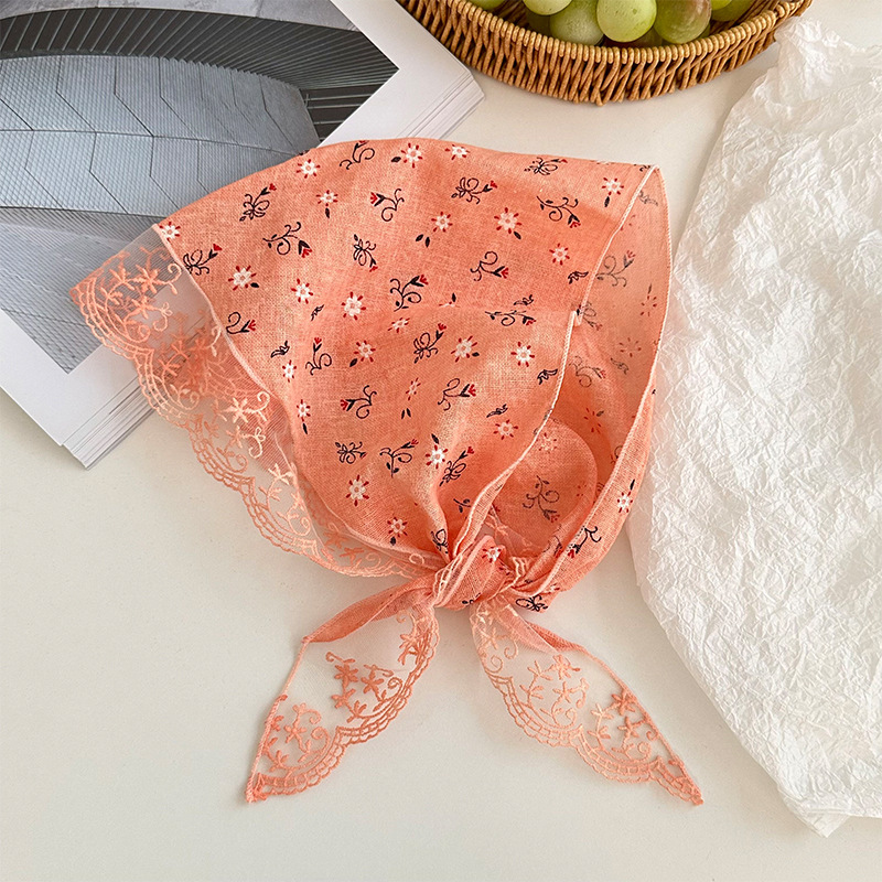 Bufanda de seda Bufanda triangular con borde de encaje Bufanda de mujer Pequeño estilo pastoral fresco bolso floral decorativo pañuelo para el cabello
