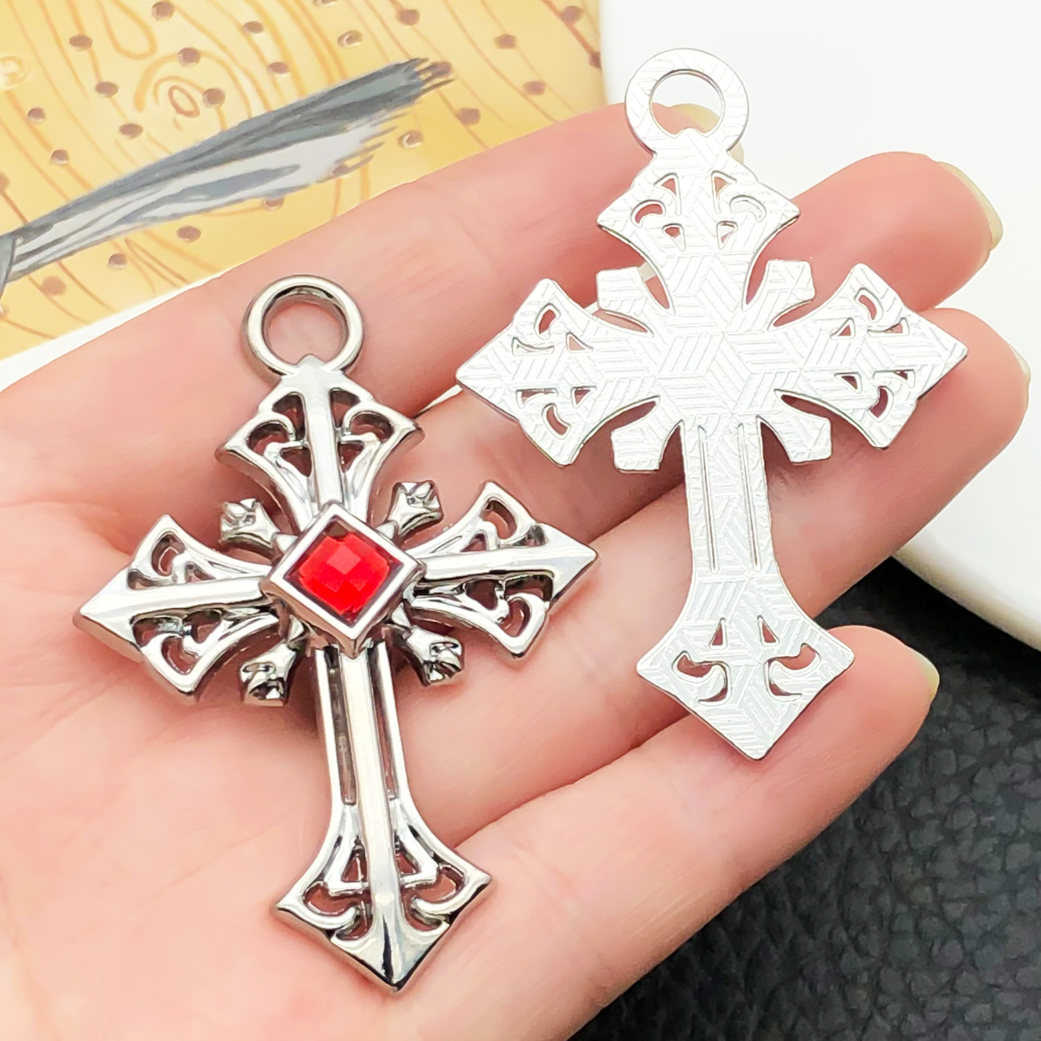 22360-YG-古银锌合金朋克嘻哈红钻镂空十字架55x38