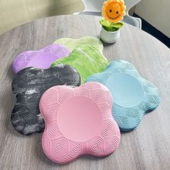 迷彩ヨガの膝を厚くして、クッションを支えます。膝を保護します。
