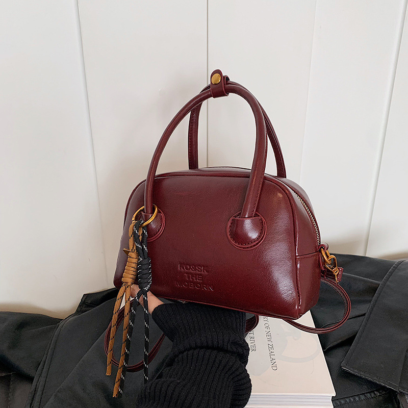 고급 질감 레트로 베개 작은 가방 여성의 2024 새로운 휴대용 볼링 가방 다기능 어깨 크로스 바디 백