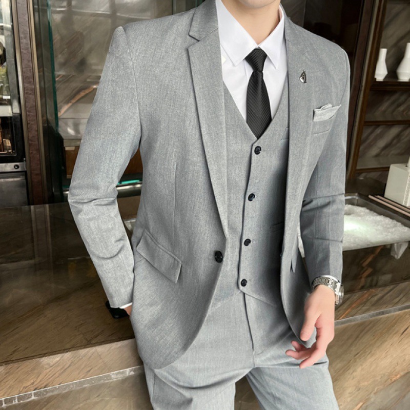 밝은 회색 정장