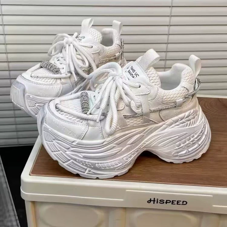 Обувь папы с толстой подошвой на европейском вокзале