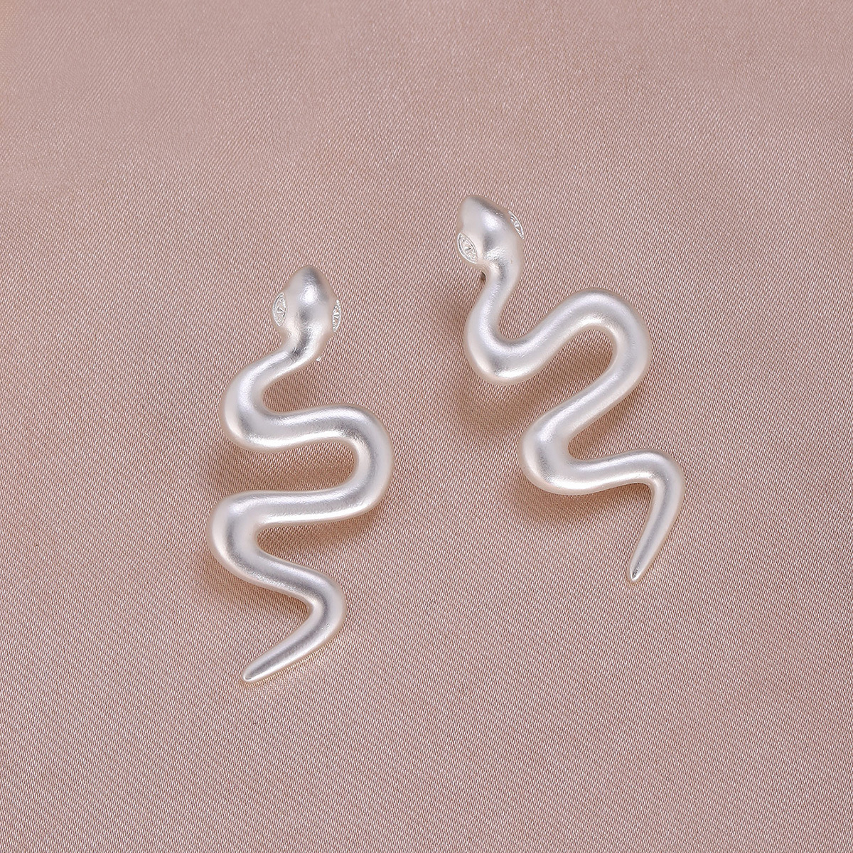 2023 nuevos pendientes de metal pendientes de serpiente mate pendientes de moda de personalidad europea y americana populares pendientes de serpiente dorada