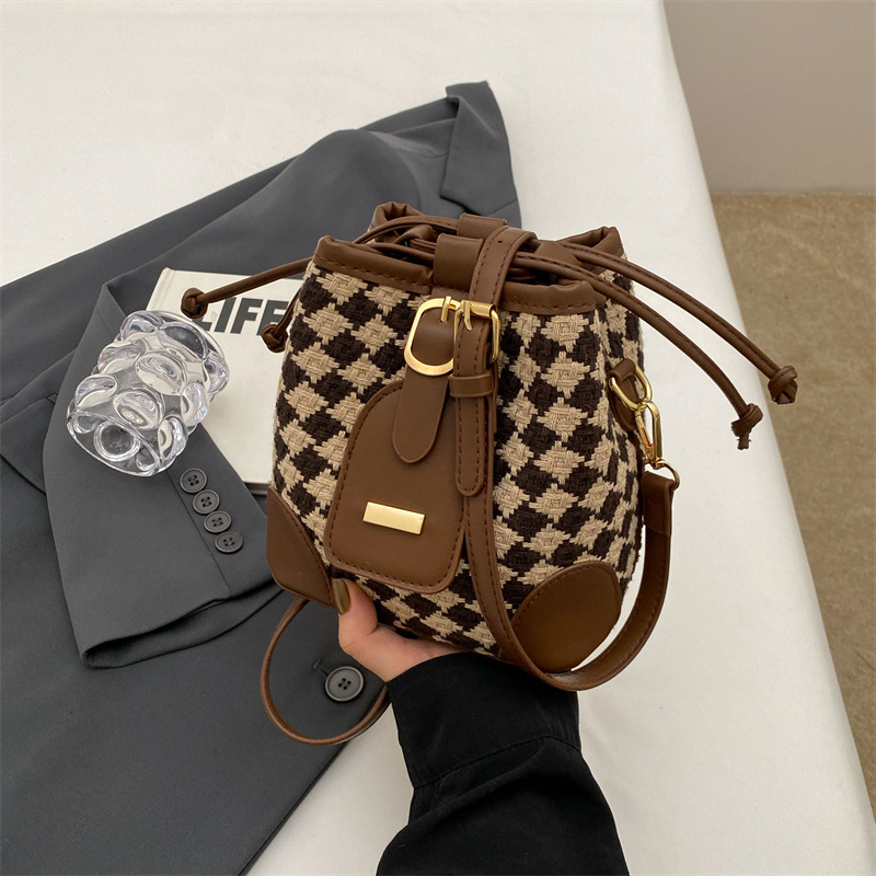 Nicho de diseño retro bolsa de rombo bolso de las mujeres 2023 nuevo de alto grado sentong Qin bolsa de mensajero bolso de cubo de moda todo fósforo