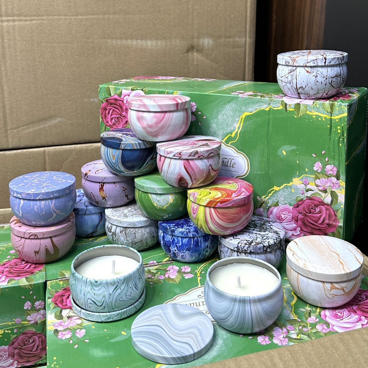 Set van zestien geurkaarsen met marmerpatroon_voghion.com