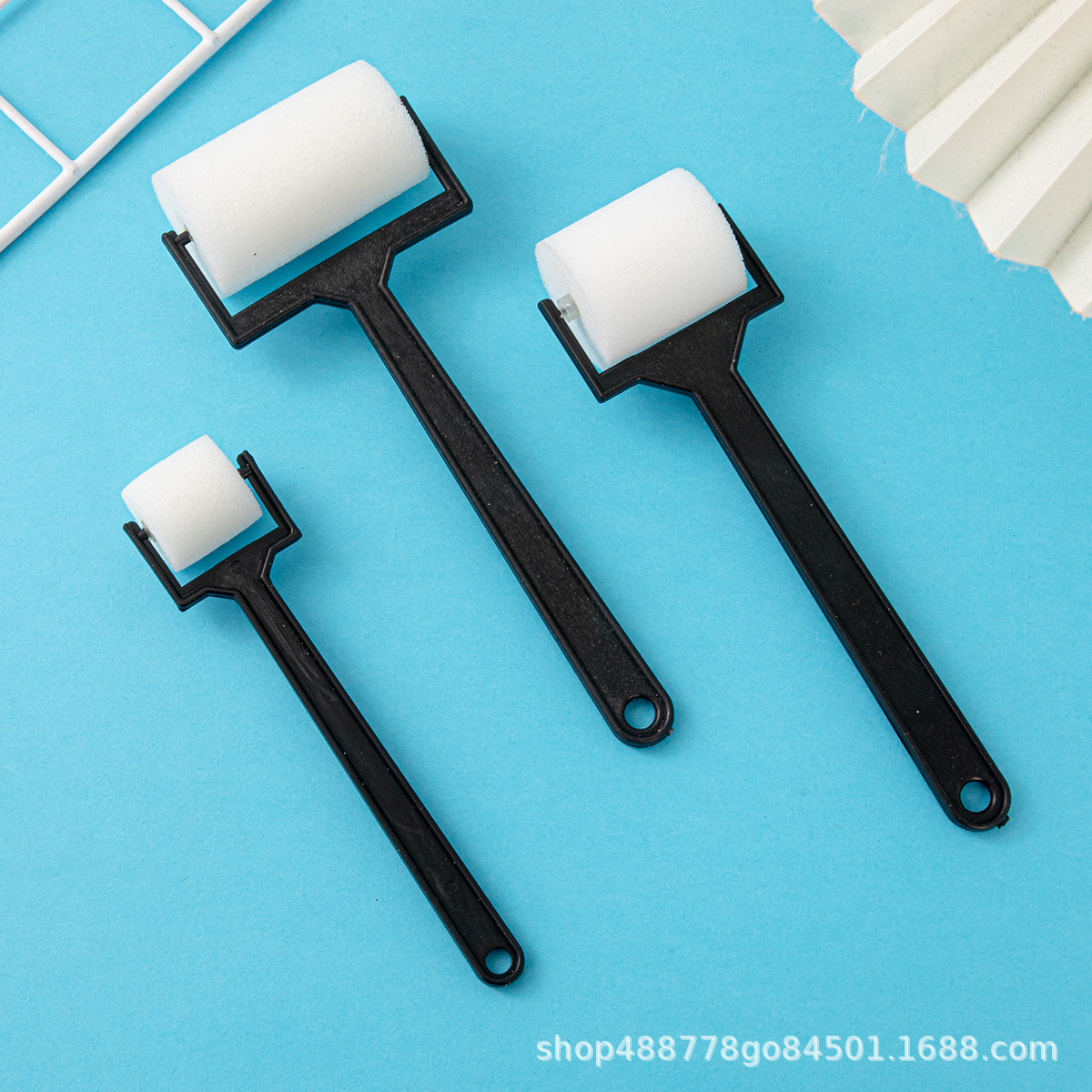 Rodillo de esponja al por mayor cepillo de pintura de rodillo blanco bricolaje arte pintura herramienta de graffiti mango negro pequeño cepillo de esponja