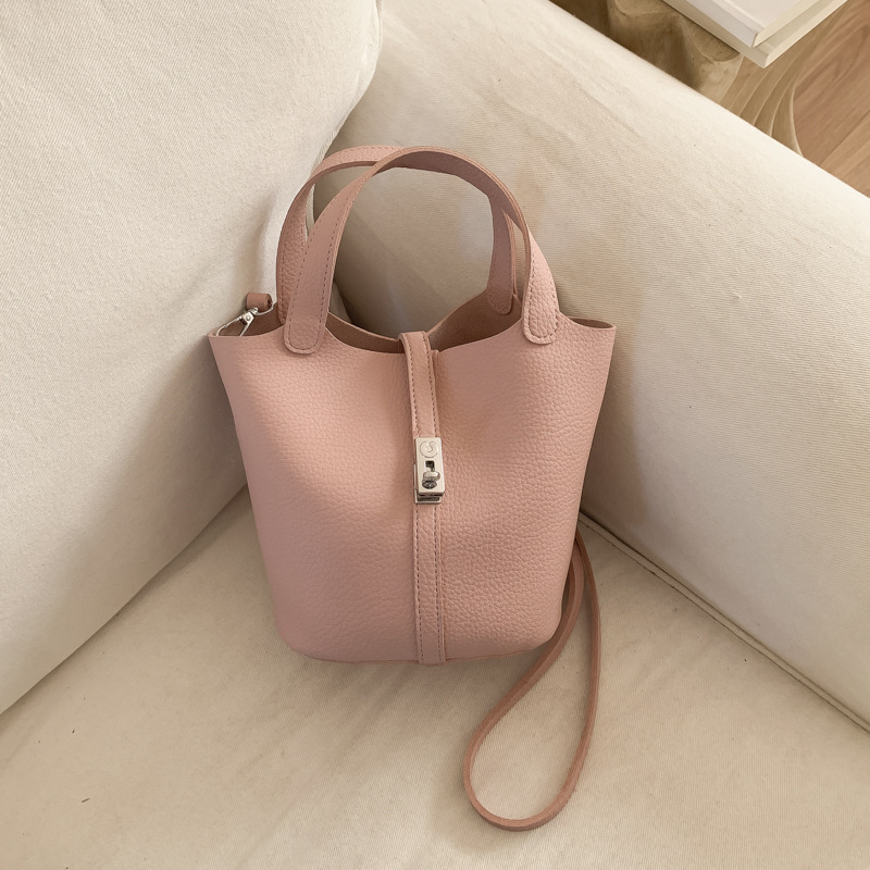 Nicho coreano canasta de platos portátiles bolso de cubo para mujeres 2026 ventas calientes nueva moda lichi patrón mochila