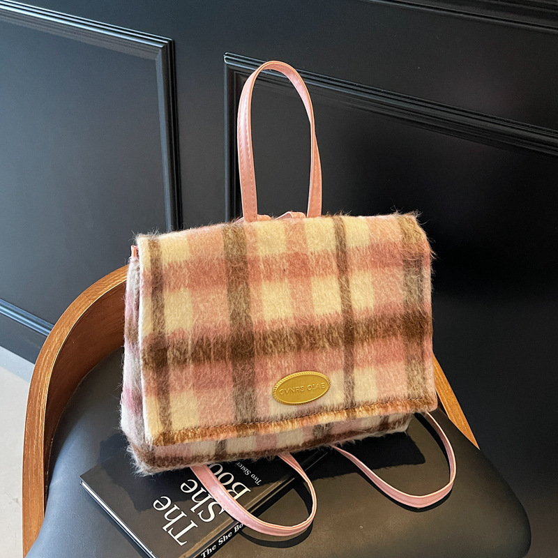 2024 invierno nuevo nicho de diseño de color contraste estricto de alta calidad bolsas de felt popular lindas mochila de damas