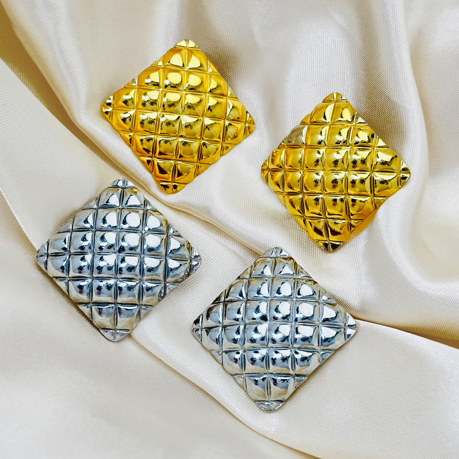 Pendientes de acero inoxidable a rayas cuadradas de tendencia de alta gama transfronteriza europea y americana Pendientes de 18K de lujo ligero para mujer al por mayor