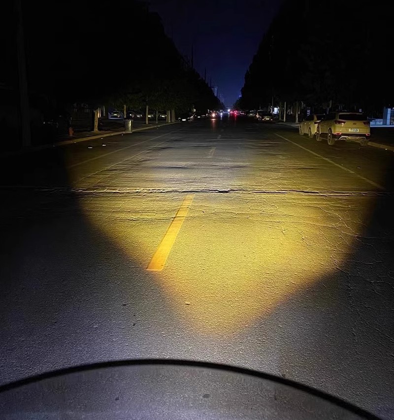 Motorcycle LED Spotlight Blast Flash Paving Road Near and Far Electric Vehicle Super Bright Light Tricycle External 12V85V Headlight