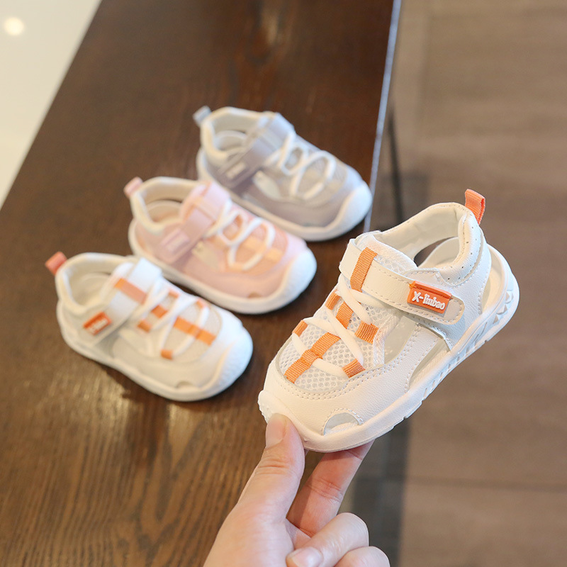 Nuevos zapatos de bebé de color cálido primavera y verano zapatos de bebé de fondo suave para niños con punta cerrada Velcro zapatos para niños zapatos de playa para bebés de moda