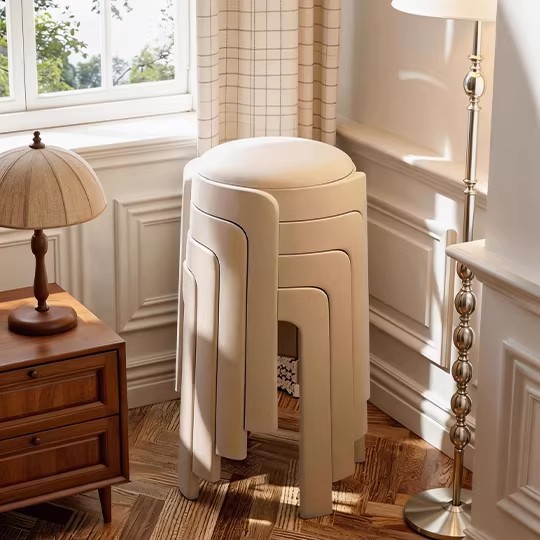 Taburetes de plástico para el hogar se pueden apilar en paquetes blandos, taburetes redondos ligeros de lujo y alta sensación de espesor, taburetes de sala de estar, sillas de comedor de reserva